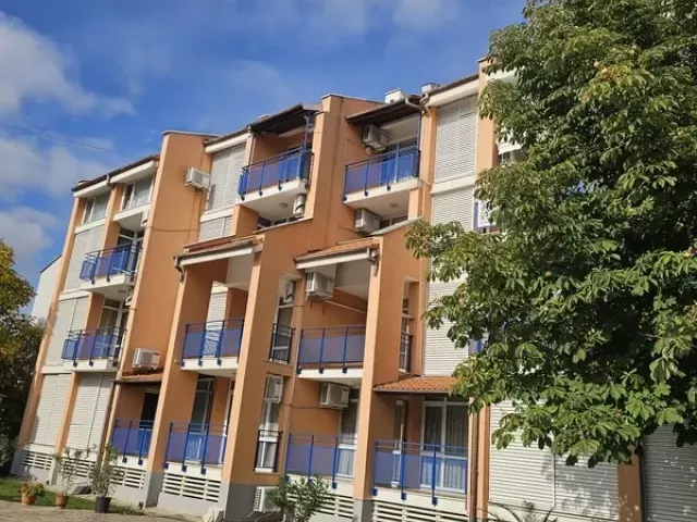 Продавам тристаен апартамент в Слънчев бряг