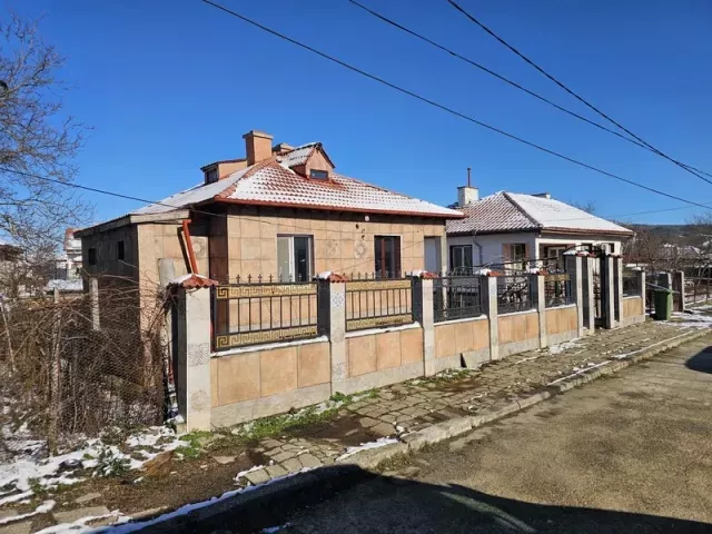 Продавам двуетажна къща в гр. Малко Търново